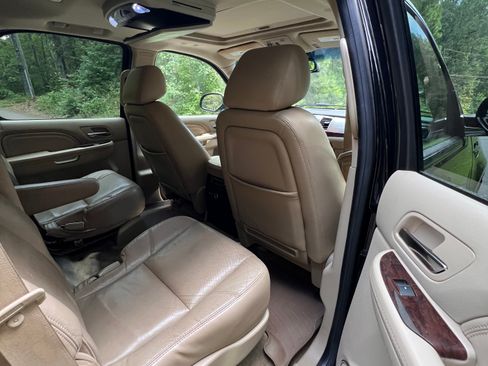 Used 2014 Cadillac Escalade Luxury image 12