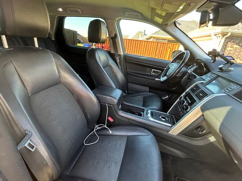 Used 2019 Land Rover Discovery Sport SE image 11