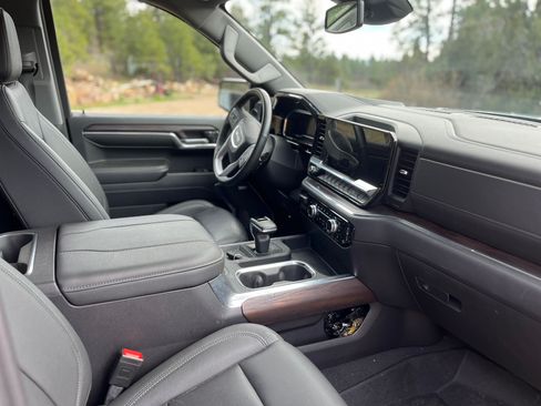 Used 2024 GMC Sierra 1500 SLT w/ SLT Premium Plus Package AWD/4WD image 4