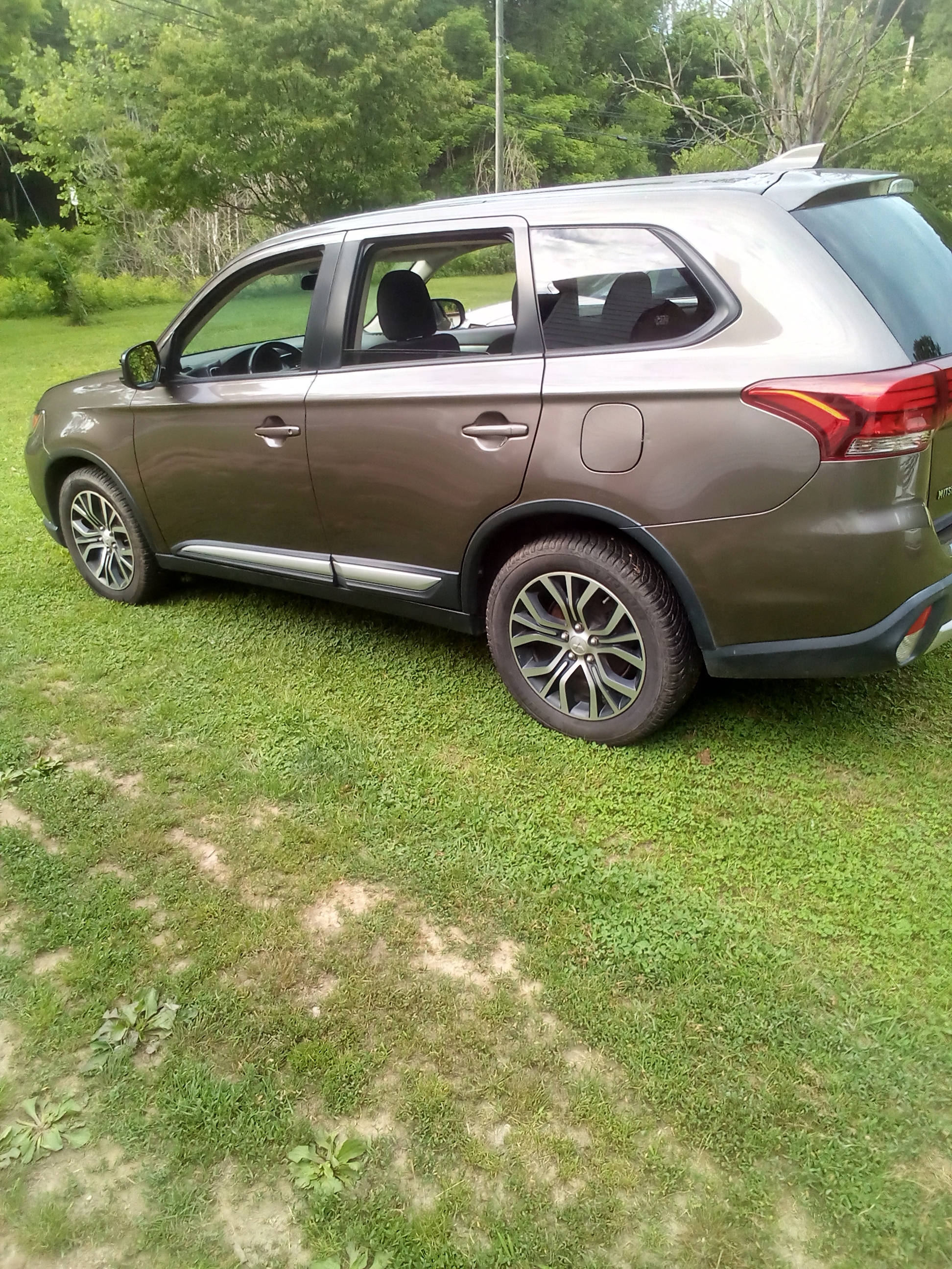 Used 2017 Mitsubishi Outlander ES AWD/4WD image 2