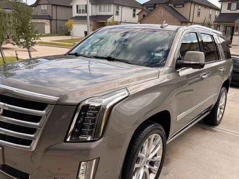 Used 2018 Cadillac Escalade Premium Luxury image 2