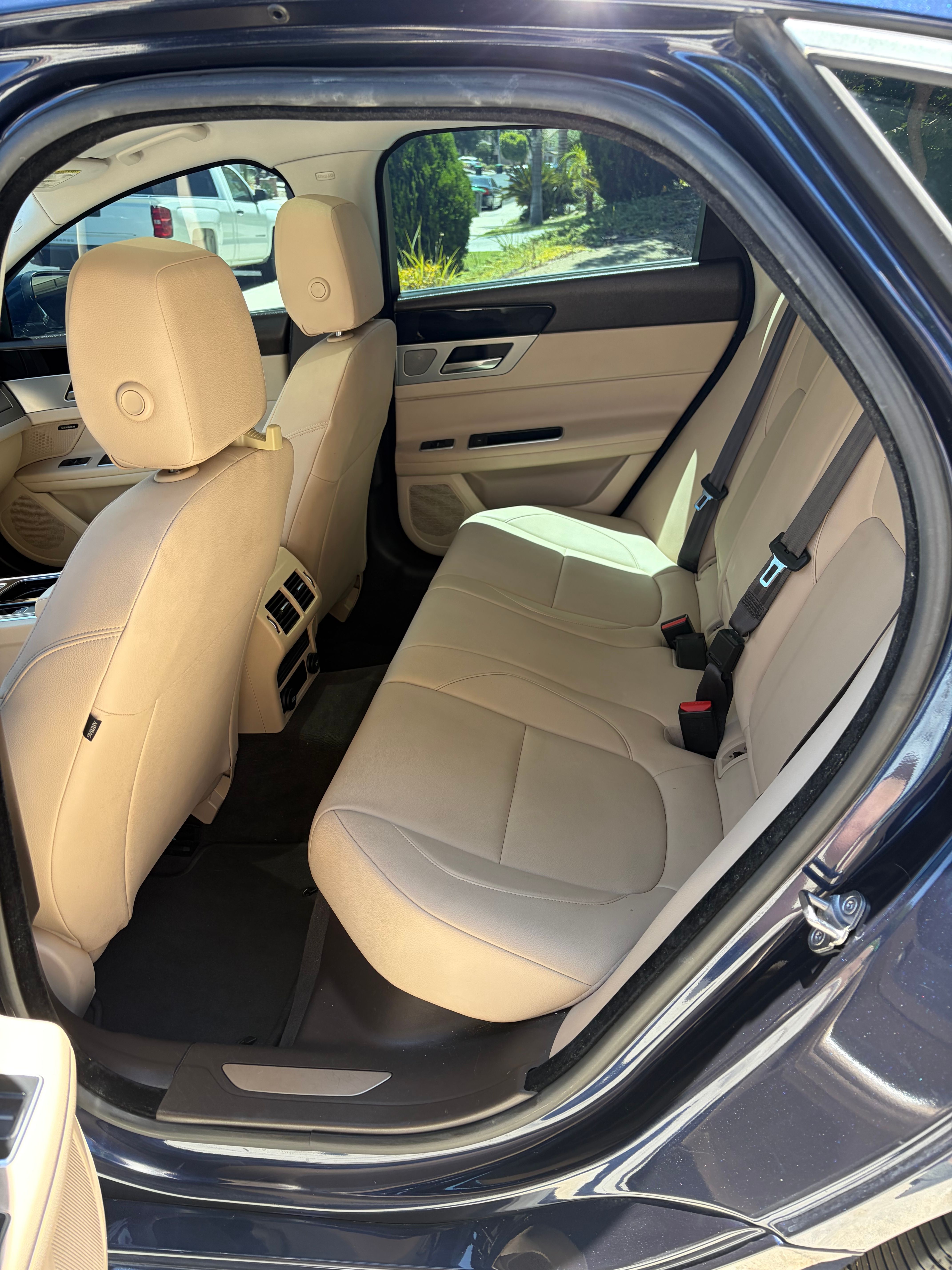 Used 2017 Jaguar XF Premium RWD image 8