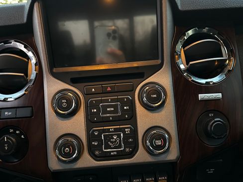 Used 2016 Ford F250 Lariat w/ Lariat Interior Package image 14