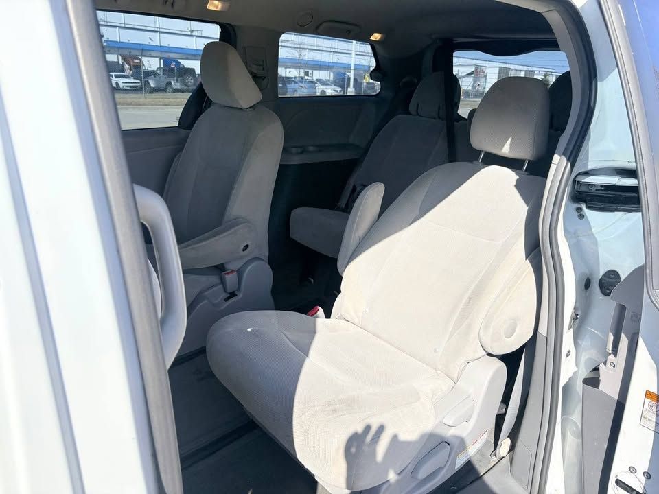 Used 2017 Toyota Sienna L FWD image 6
