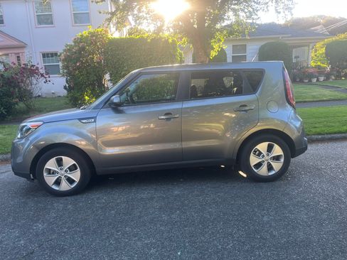 Used 2016 Kia Soul FWD image 1