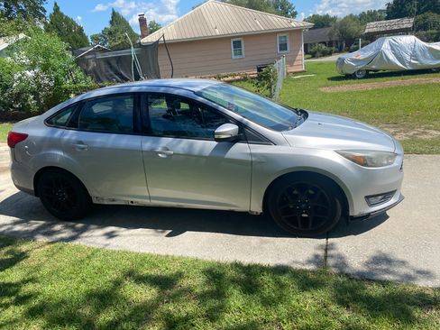 Used 2016 Ford Focus SE w/ Equipment Group 201A FWD image 2