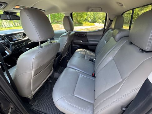 Used 2019 Toyota Tacoma SR5 AWD/4WD image 10