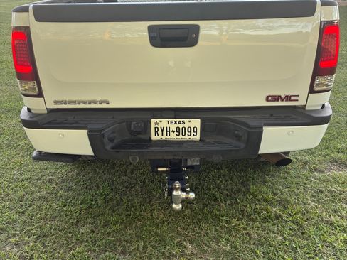 Used 2011 GMC Sierra 2500 Denali w/ Suspension Package, Off-Road AWD/4WD image 5