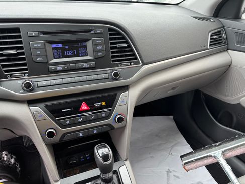 Used 2017 Hyundai Elantra SE image 11