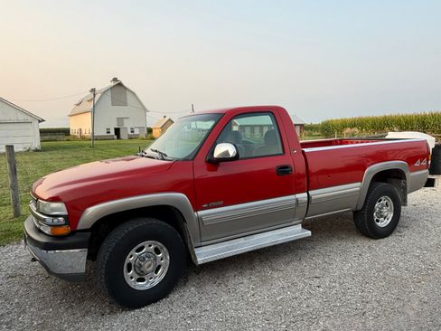 Used 2000 Chevrolet Silverado 2500 LS w/ Off-Road Skid Plate Pkg AWD/4WD image 4