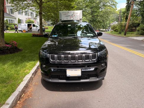 Used 2024 Jeep Compass Latitude w/ Convenience Group AWD/4WD image 4