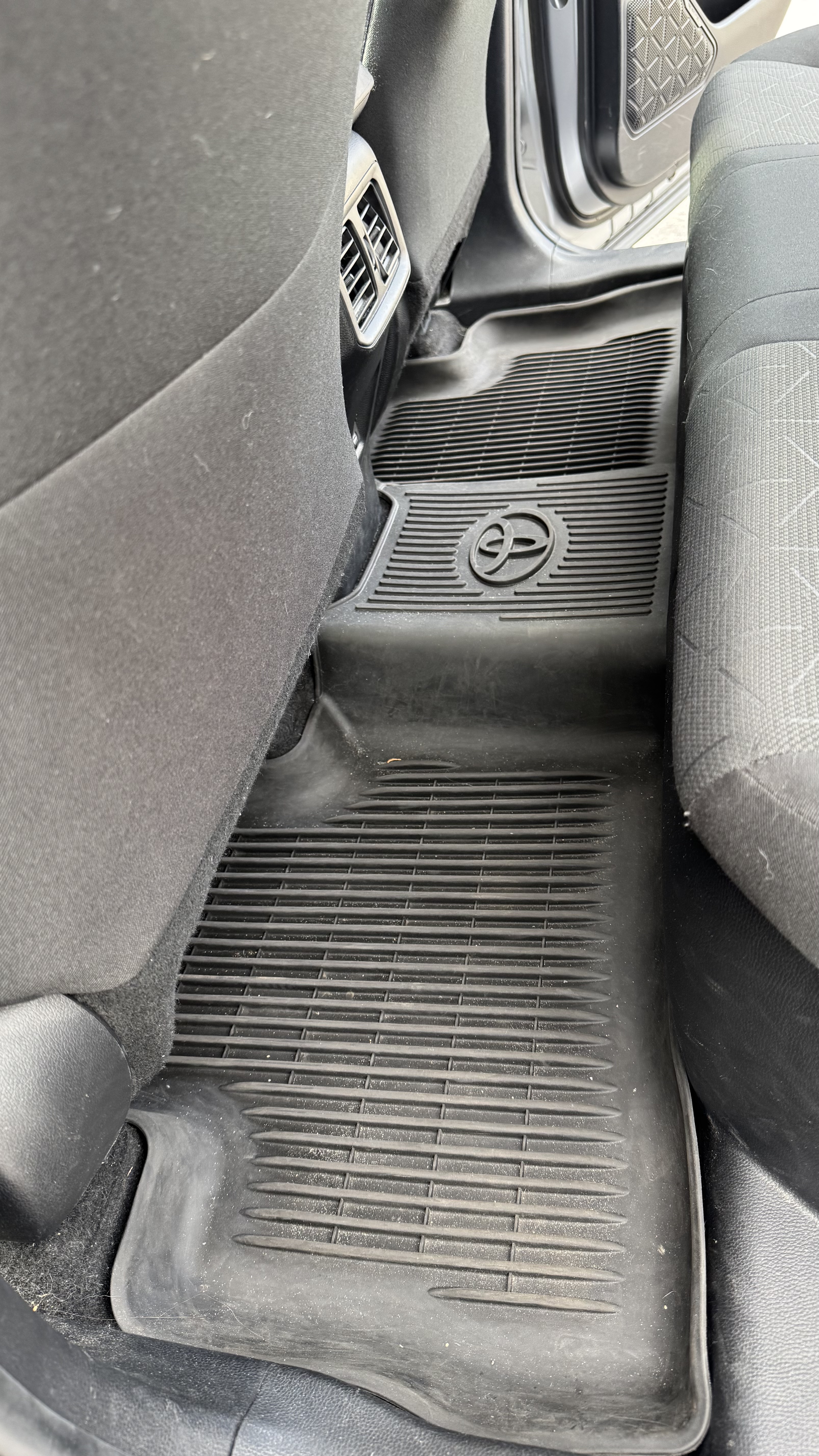 Used 2022 Toyota RAV4 XLE AWD/4WD image 25