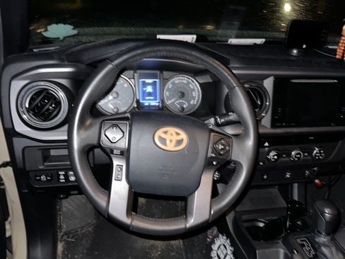 Used 2017 Toyota Tacoma TRD Off-Road w/ Tow Package (A/T) image 8