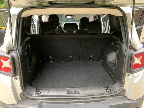 Used 2019 Jeep Renegade Latitude FWD image 21