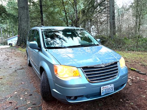 Used 2010 Chrysler Town & Country Touring image 14