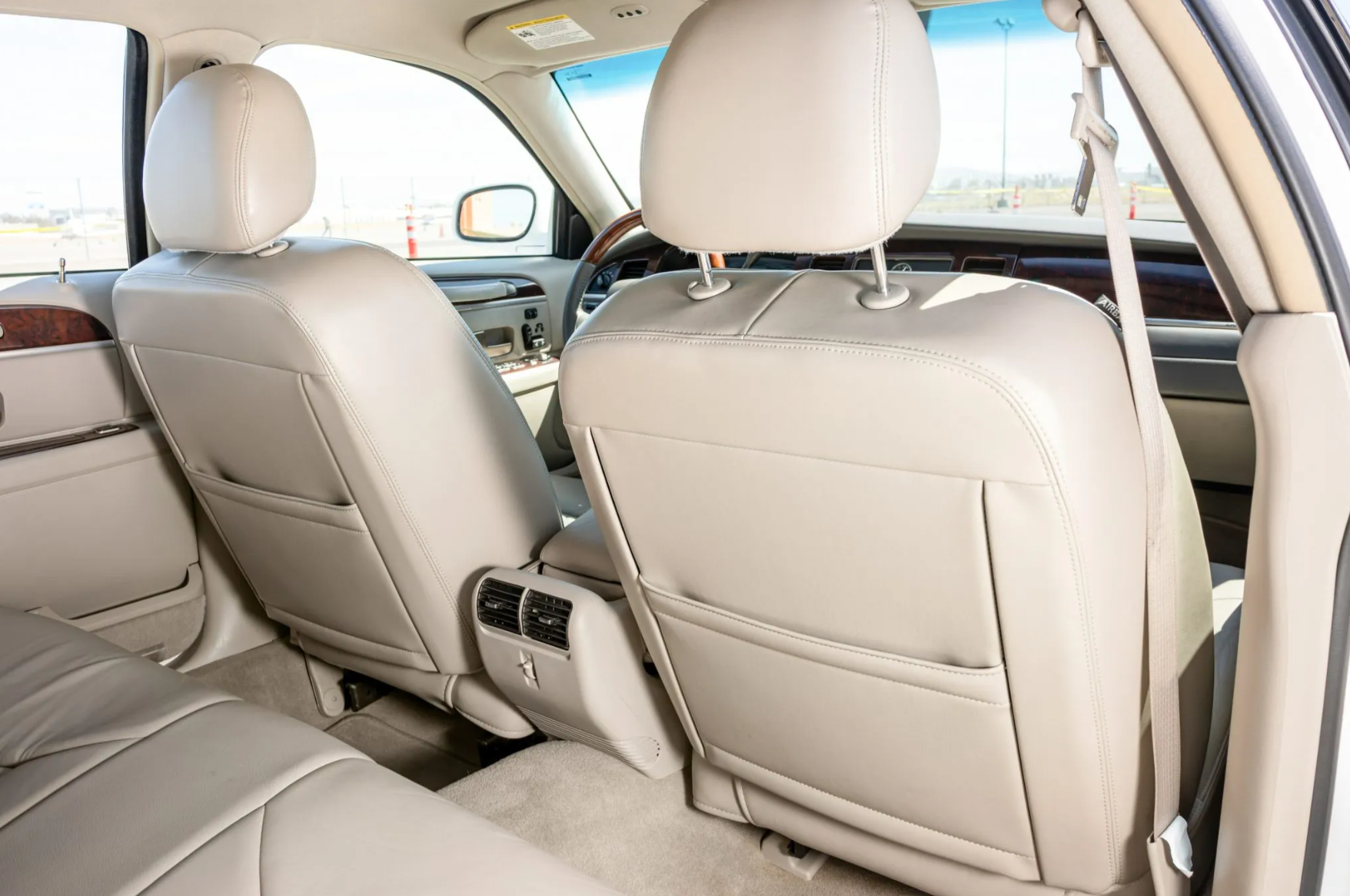Used 2008 Lincoln Town Car Signature Limited RWD image 25