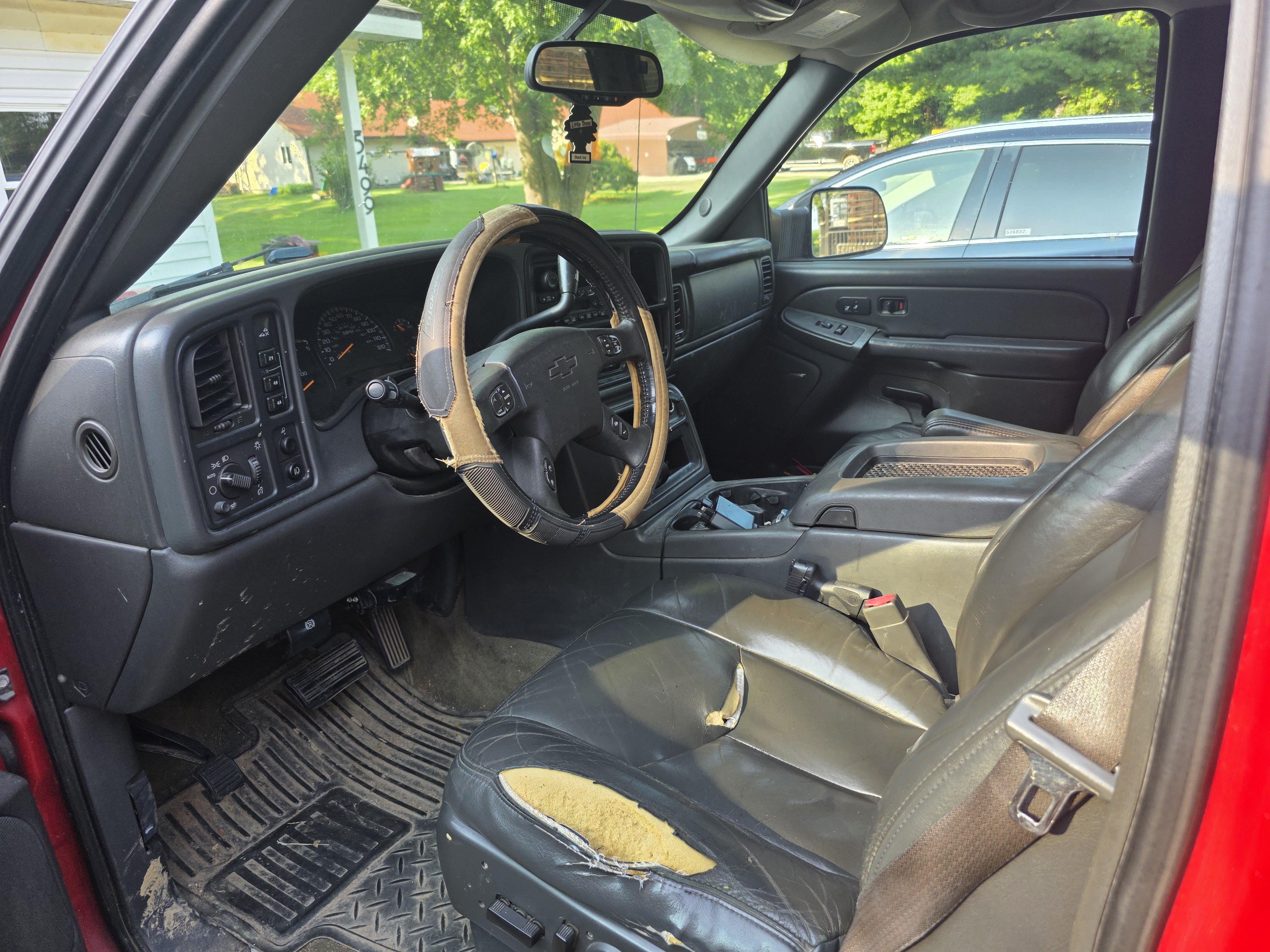 Used 2004 Chevrolet Silverado 2500 LT w/ Heavy-Duty Power Package AWD/4WD image 1