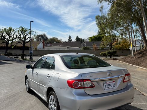 Used 2011 Toyota Corolla LE image 2