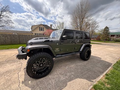 Used 2014 Jeep Wrangler Unlimited Sahara w/ Connectivity Group AWD/4WD image 2
