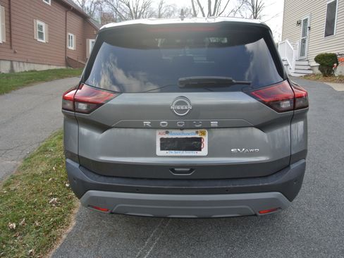 Used 2023 Nissan Rogue SV image 9