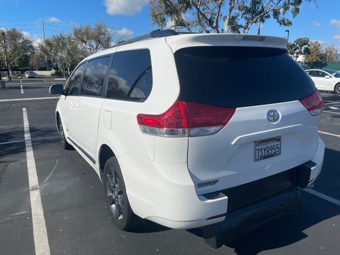 Used 2014 Toyota Sienna LE image 2
