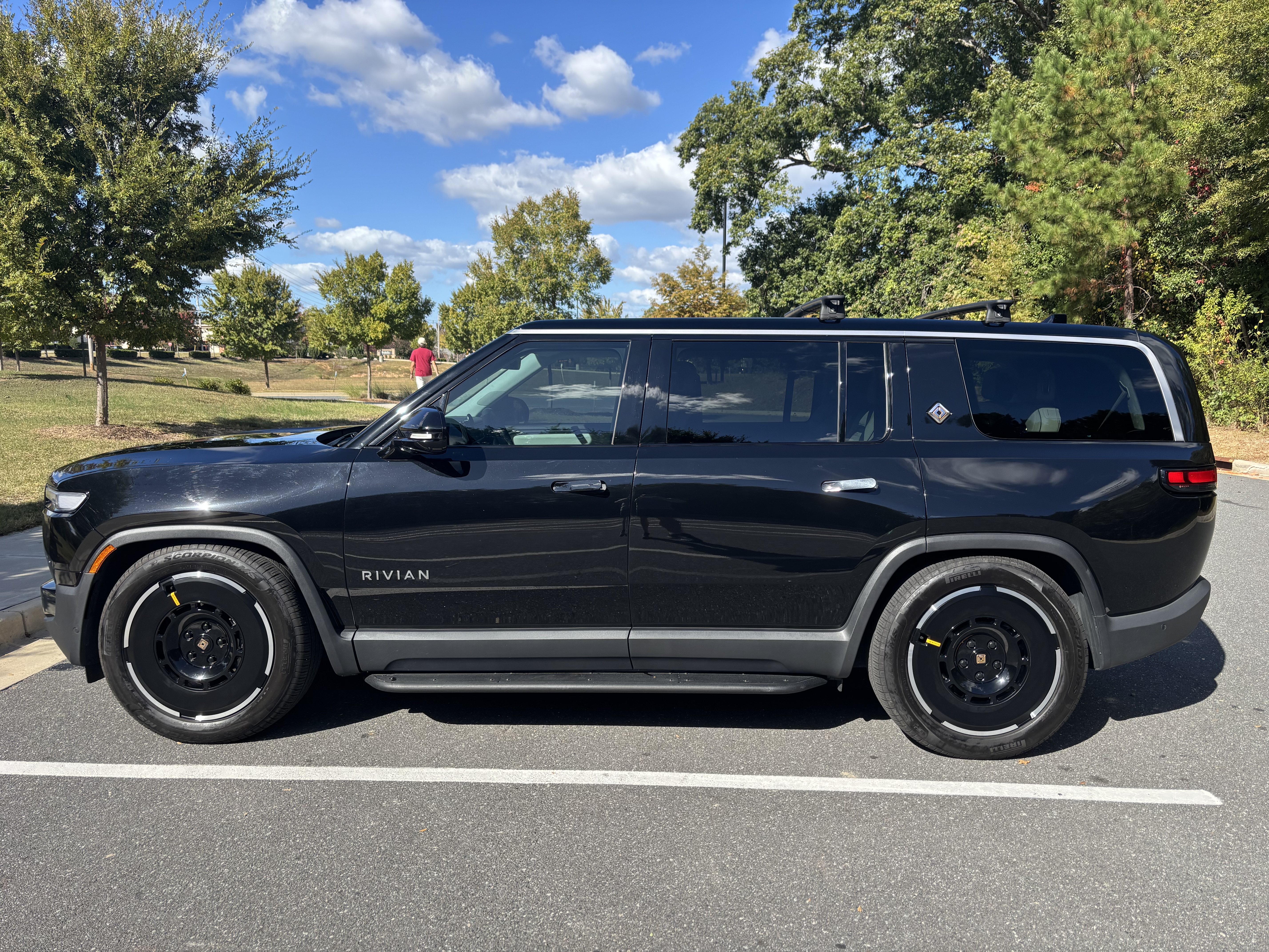 Used 2025 Rivian R1S Adventure Dual AWD/4WD image 6