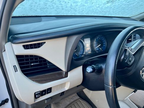 Used 2018 Toyota Sienna XLE image 15