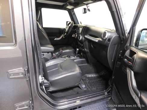 Used 2018 Jeep Wrangler Unlimited Sahara w/ Connectivity Group image 24