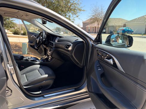 Used 2017 INFINITI QX30 Premium w/ Navigation Package image 14