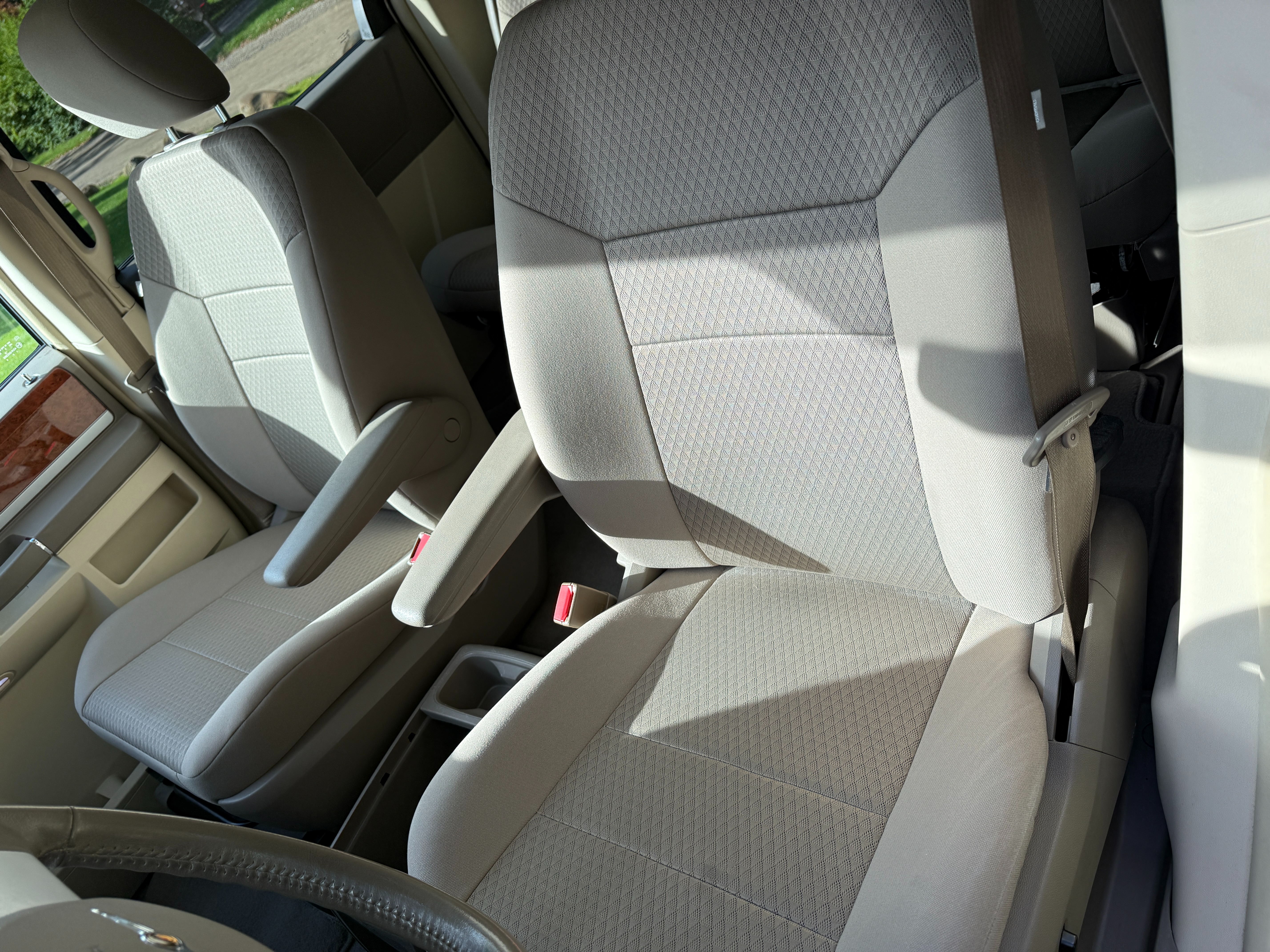 Used 2009 Chrysler Town & Country Touring FWD image 10