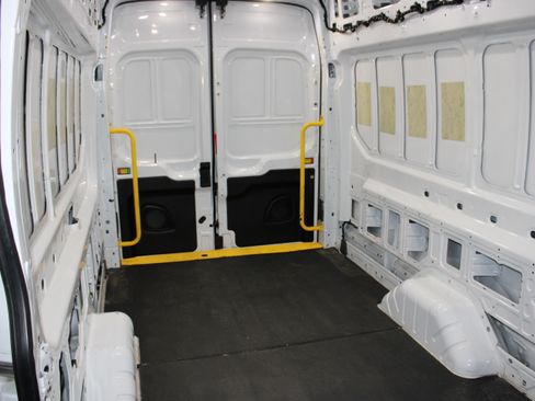 Used 2022 Ford E-Transit 148 High Roof Extended image 8