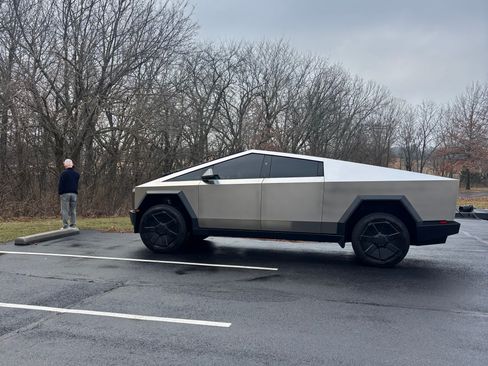 Used 2024 Tesla Cybertruck AWD Crew Cab image 10