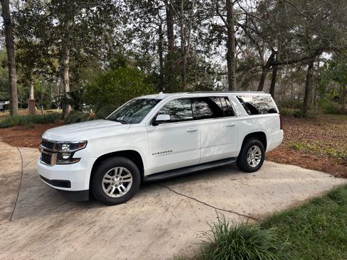 Used 2017 Chevrolet Suburban LT image 1