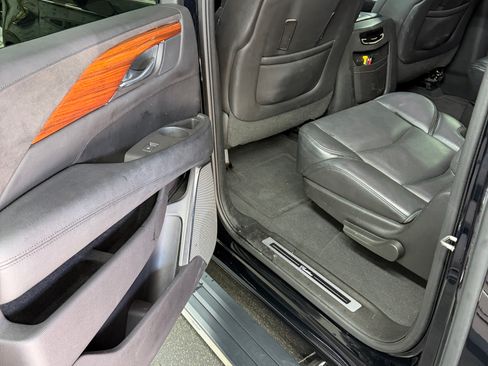 Used 2015 Cadillac Escalade ESV Premium image 21