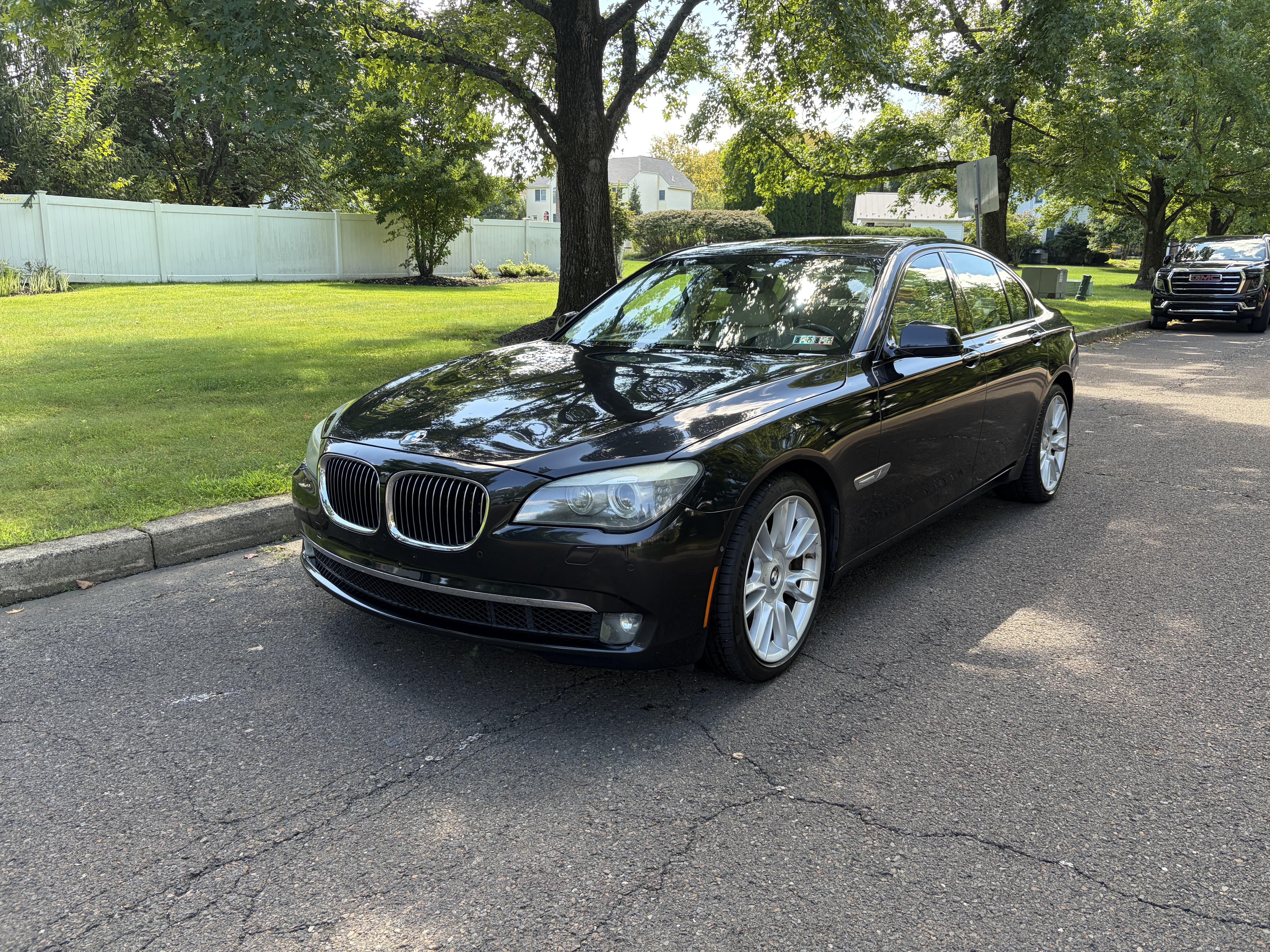 Used 2011 BMW 750i RWD image 1