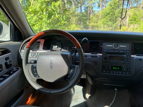 Used 2009 Lincoln Town Car Signature Limited RWD image 12