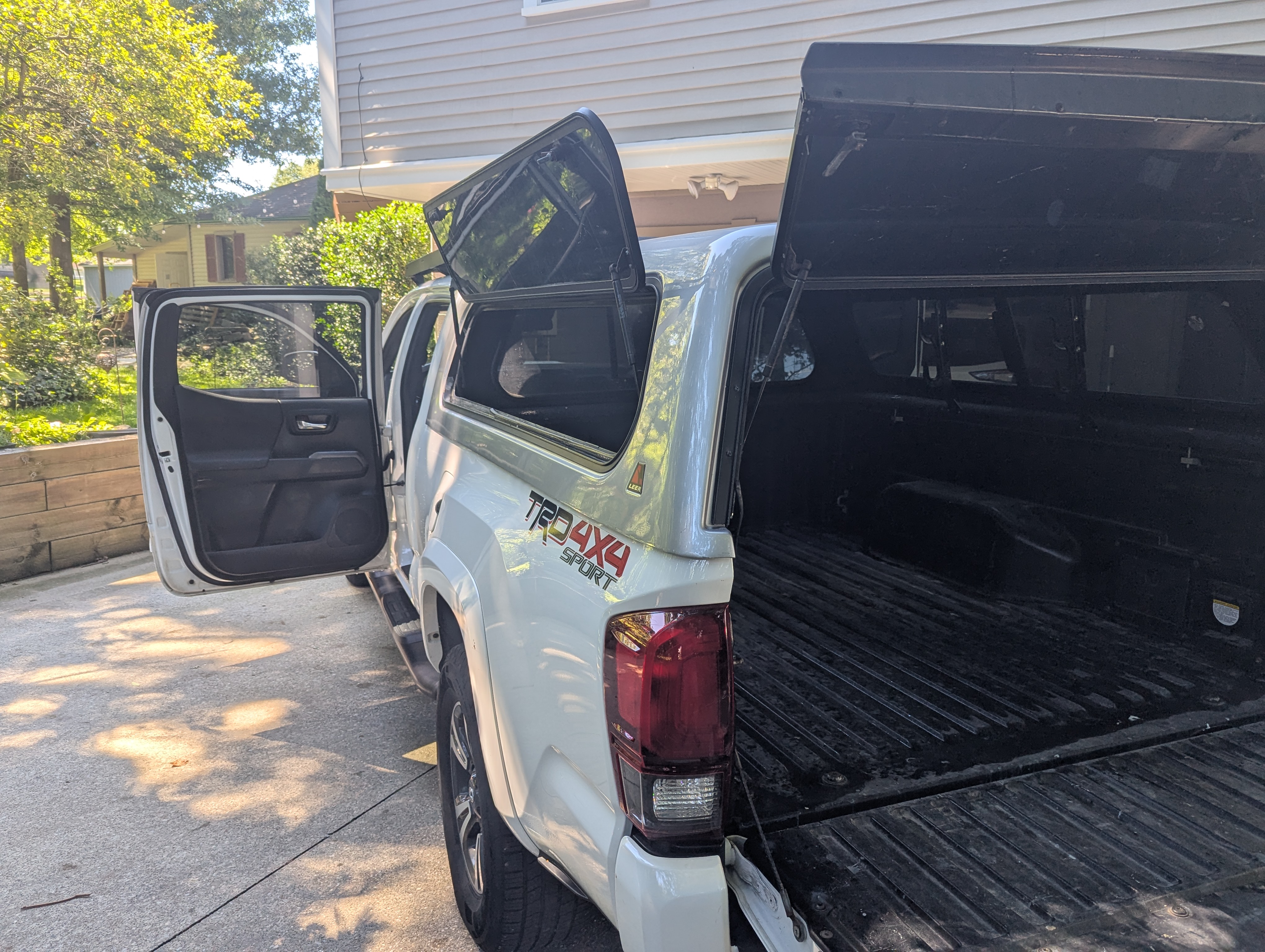 Used 2019 Toyota Tacoma TRD Sport AWD/4WD image 5