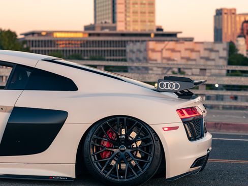 Used 2018 Audi R8 V10 w/ Premium Package RWD image 12