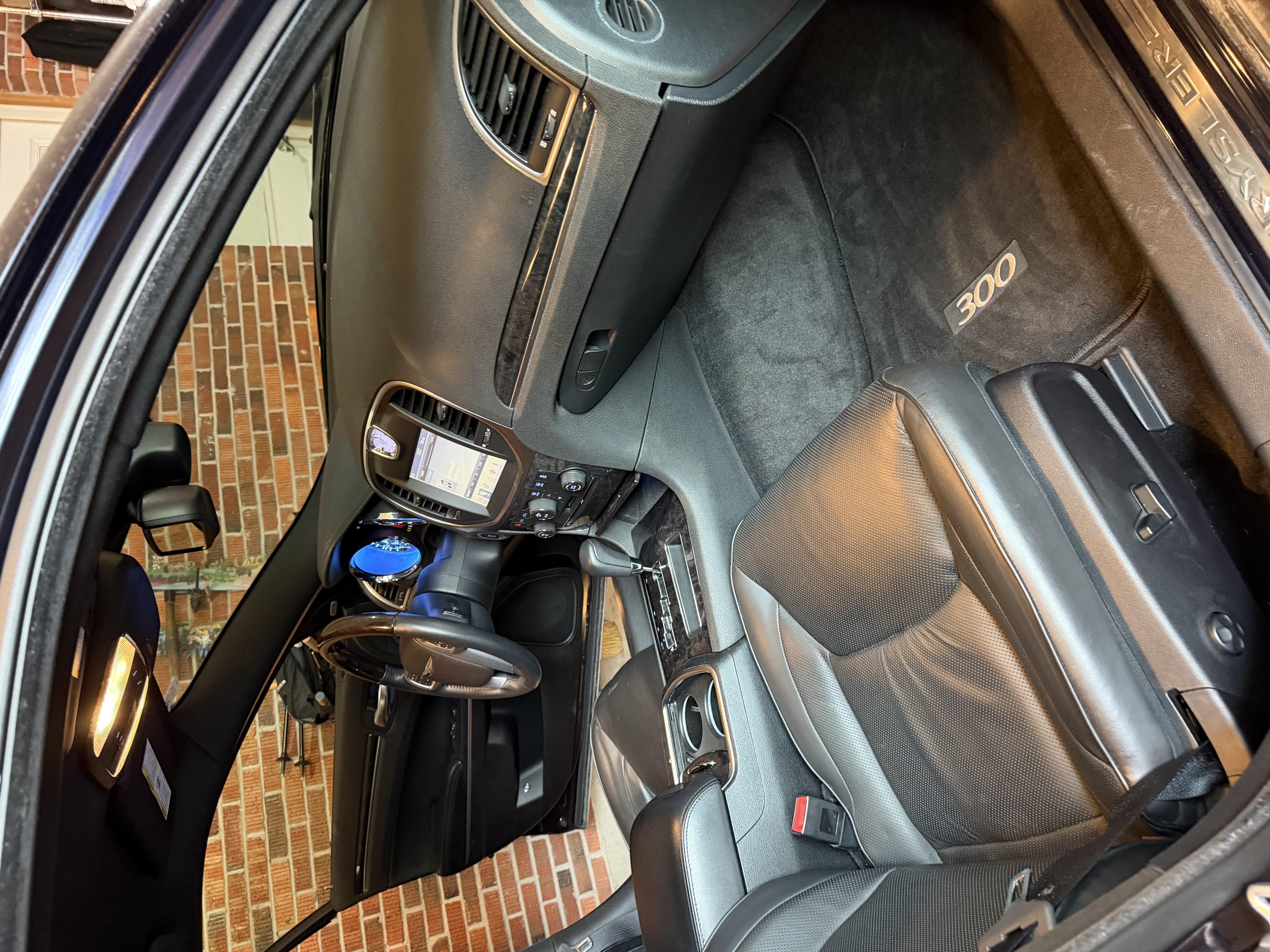 Used 2011 Chrysler 300 C RWD image 4