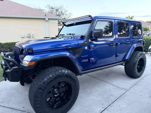 Used 2019 Jeep Wrangler Unlimited Sahara image 2