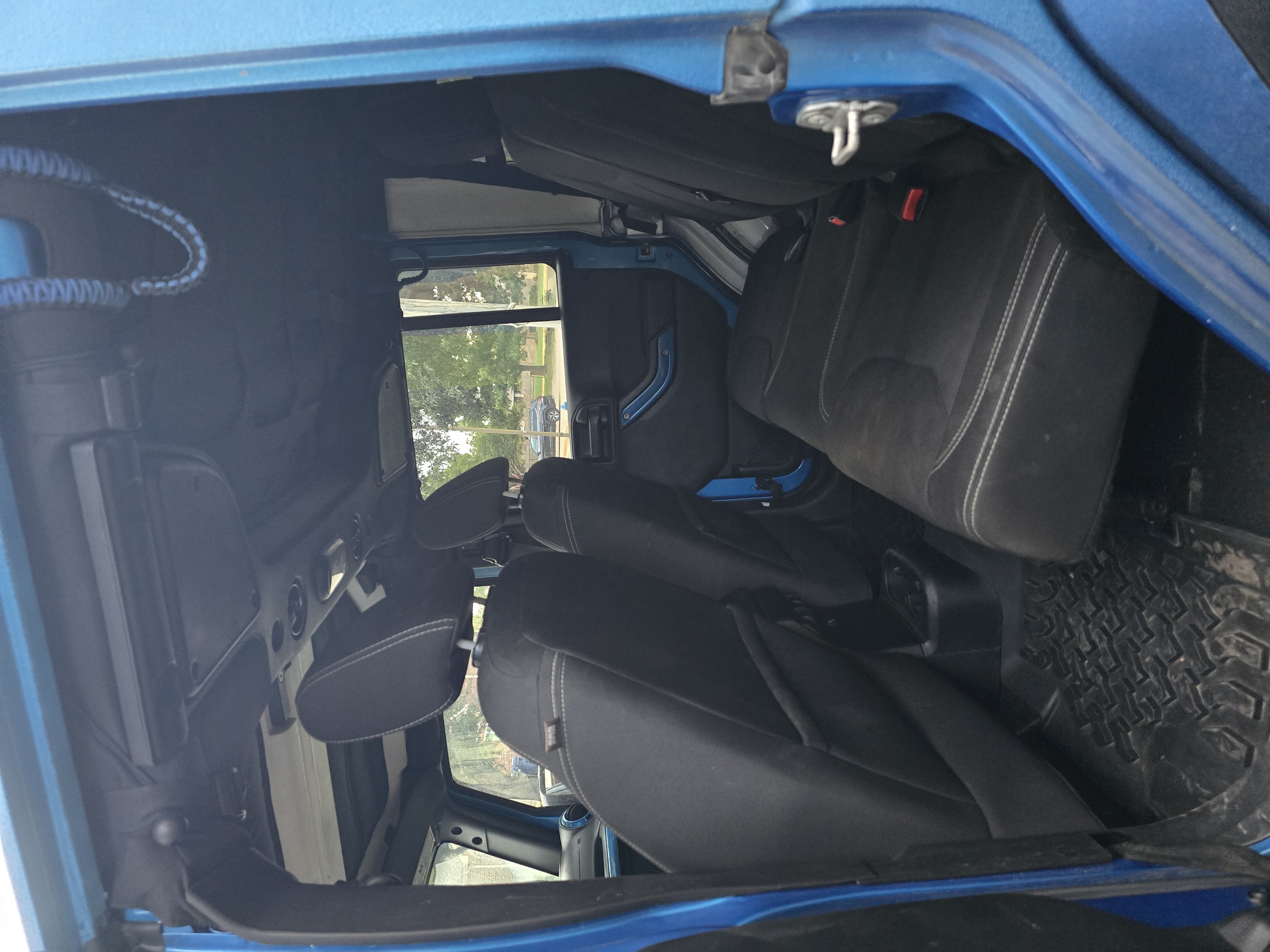 Used 2016 Jeep Wrangler Unlimited Rubicon w/ Connectivity Group AWD/4WD image 17