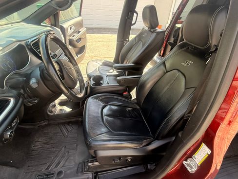 Used 2021 Chrysler Pacifica Touring-L w/ Premium & Safety Sphere Group FWD image 12