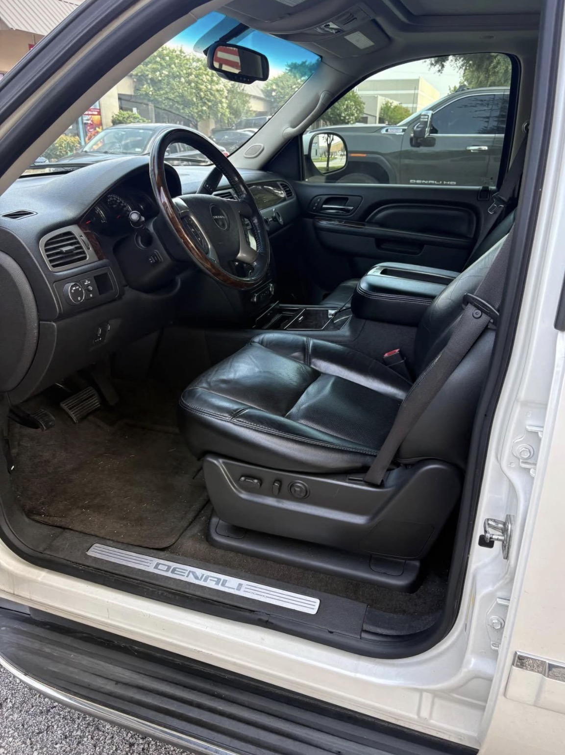 Used 2012 GMC Yukon Denali RWD image 10
