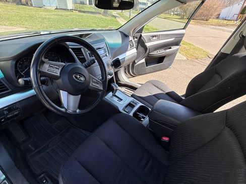 Used 2011 Subaru Outback 2.5i Premium image 4