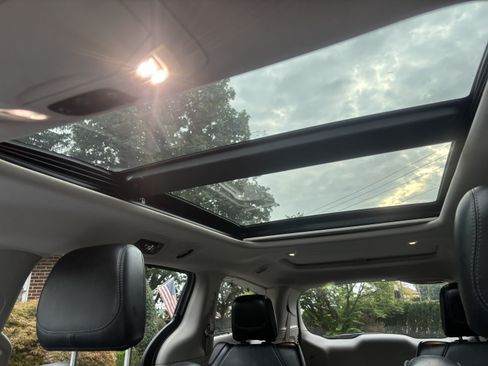Used 2018 Chrysler Pacifica Limited w/ Advanced Safetytec Group FWD image 22