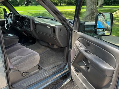 Used 2006 Chevrolet Silverado 2500 LT w/ Heavy-Duty Power Package AWD/4WD image 14