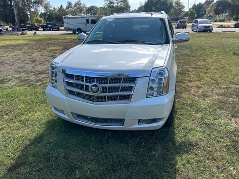 Used 2014 Cadillac Escalade Platinum AWD/4WD image 4