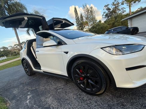 Used 2023 Tesla Model X Plaid image 5