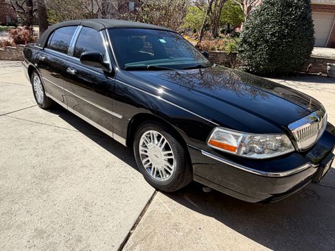 Used 2008 Lincoln Town Car Signature Limited image 1