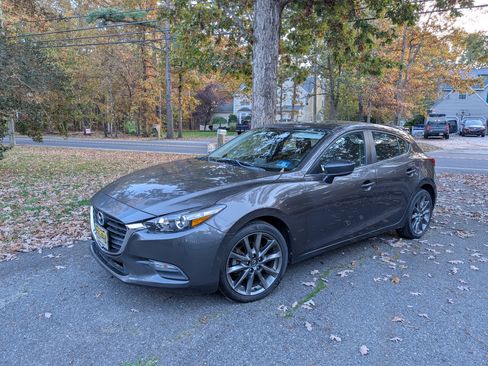 Used 2018 MAZDA MAZDA3 Touring image 1